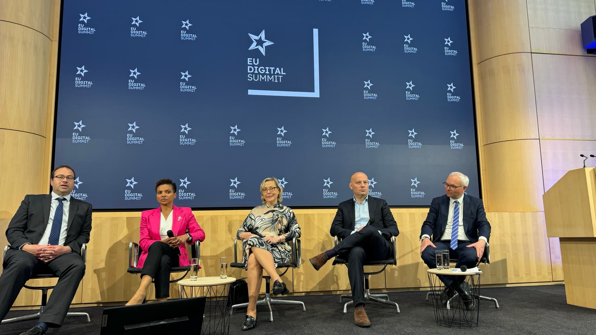 Panel istituzionale sul palco dell'EU Digital Summit